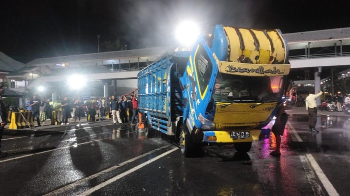 1758475797467-petugas-saat-melakukan-pemadaman-api-yang-membakar-truk-bermuatan-rongsokan-di-areal-pelabuhan-gilimanuk-kabupaten-jembrana-ba-1758461454369_169