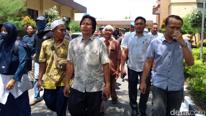 1758475803166-keluarga-brigadir-esco-menggeruduk-mapolda-ntb-kamis-1192025-foto-abdurrasyid-efendidetikbali-1757578632800_169