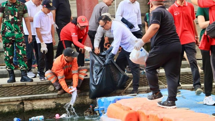 1758475848179-gerakan-gotong-royong-serentak-pemulihan-pascabanjir-di-denpasar-bali-pada-minggu-2192025-dok-pemkot-denpasar-1758457771421_169