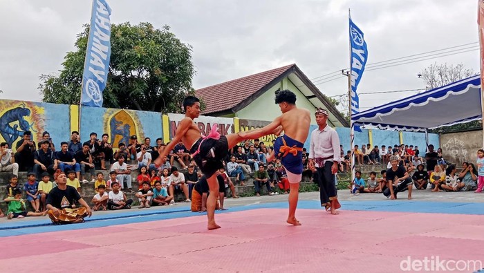 1758476020981-belanjakan-olahraga-bela-diri-tradisional-lombok-yang-mengandalkan-kekuatan-fisik-dan-ketangkasan-menumbangkan-lawan-minggu-21-1758455605391_169