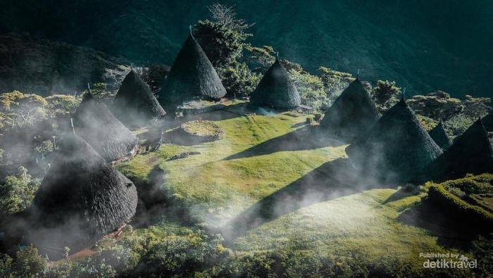 1758519308108-desa-adat-wae-rebo-menyaksikan-pesona-wisata-negeri-diatas-4_169