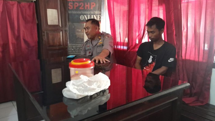 1758519352655-polisi-memeriksa-terduga-pelaku-pencurian-tabung-lpg-di-mapolsek-pekutatan-kecamatan-pekutatan-jembrana-bali-minggu-2192025-fo-1758501897170_169