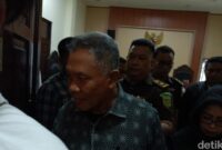 1758540820682-eks-bupati-lobar-1758531293417_169