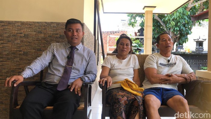 1758540902178-keluarga-ni-made-vairadya-didampingi-kuasa-hukum-saat-ditemui-di-kediamannya-di-lingkungan-pajang-kelurahan-pejanggik-kota-mat-1758524506358_169