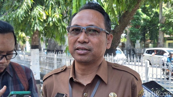 1758540923487-kepala-dinas-sosial-dinsos-kota-mataram-lalu-samsul-adnan-sata-dikonfirmasi-di-mataram-senin-2292025-1758529867555_169