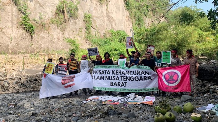 1758562119370-mahasiswa-dan-pemuda-dari-koalisi-extinction-rebellion-xr-lombok-membentangkan-spanduk-dan-poster-di-lokasi-galian-c-desa-korl-1758551831825_169