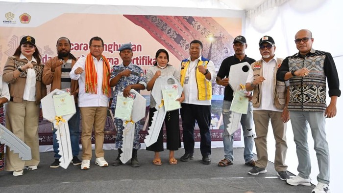 1758562130007-penyerahan-kunci-rumah-kepada-eks-pejuang-timor-timur-di-kabupaten-kupang-ntt-senin-2292025-dok-pemkab-kupang-1758550943201_169