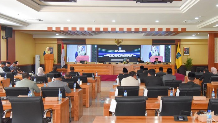 1758562136036-wakil-gubernur-ntb-indah-dhamayanti-putri-saat-rapat-paripurna-senin-2292025-ahmad-viqidetikbali-1758549297975_169