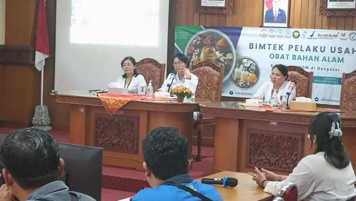 1758562206469-kepala-bbpom-di-denpasar-i-gusti-ayu-adhi-aryapatni-saat-memberikan-bimtek-pelaku-usaha-soal-obat-bahan-alam-di-kantornya-seni-1758543256345_169