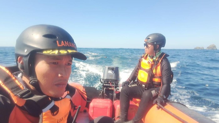 1758562242328-tim-sar-mataram-melakukan-pencarian-pemuda-asal-lombok-timur-hilang-terseret-ombak-di-pantai-orong-bukal-kecamatan-sekotong-lo-1758541355418_169