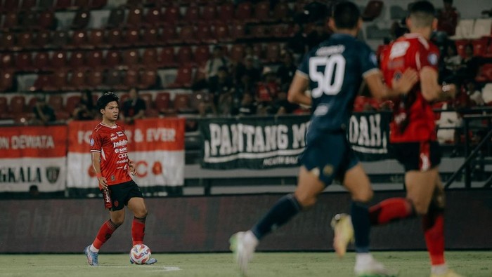 1758562259035-kadek-arel-priyatna-kiri-saat-membela-bali-united-dalam-liga-1-musim-20242025-di-stadion-kapten-i-wayan-dipta-gianyar-1758539654368_169