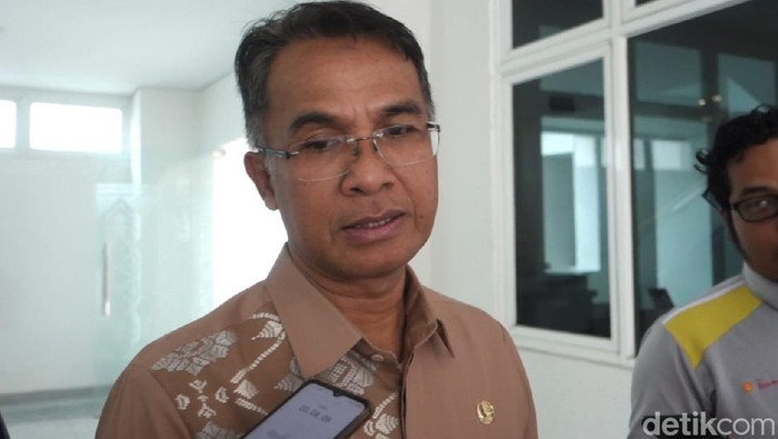 1758583175300-sekda-lombok-tengah-lalu-firman-wijaya-saat-ditemui-awak-media-belum-lama-ini-foto-edi-suryansyahdetikbali_169