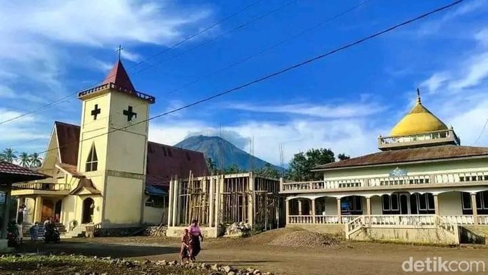 1758605832883-gerja-dan-masjid-berdampingan-di-desa-pepakgeka-pulau-adonara-flores-timur-ntt_169