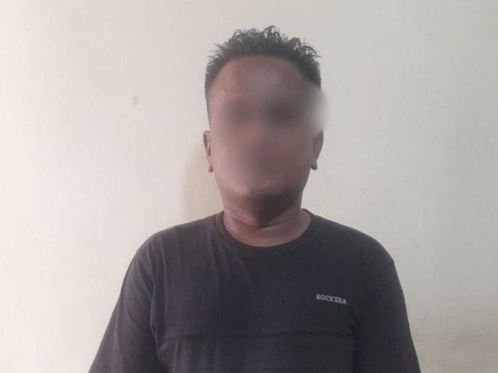 1758627370570-sopir-taksi-berinisial-yaal-yang-memukul-penumpang-kapal-saat-diamankan-di-polsek-alak-kota-kupang-ntt-selasa-2392025-dok-pols-1758615578294_43