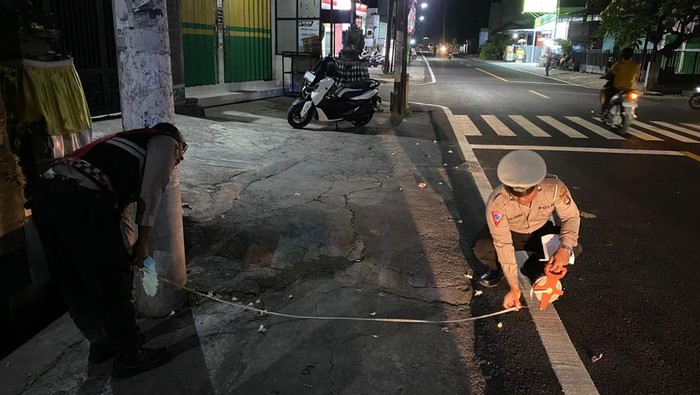 1758627376221-polisi-melakukan-olah-tkp-terkait-kecelakaan-maut-yang-menewaskan-seorang-pemotor-di-jalan-raya-seririt-singaraja-wilayah-banj-1758614784390_169
