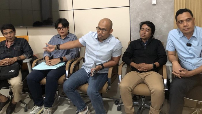 1758648567864-perwakilan-kuasa-hukum-tersangka-radiet-adiansyah-saat-ditemui-di-kota-mataram-senin-2292025-m-zahiruddindetikbali-1758554131248_169