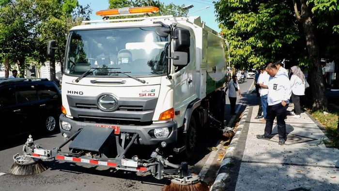 1758648605768-mobil-road-sweeper-saat-membersihkan-salah-satu-jalan-raya-di-ntb-dok-mgpa-1758640086193_169