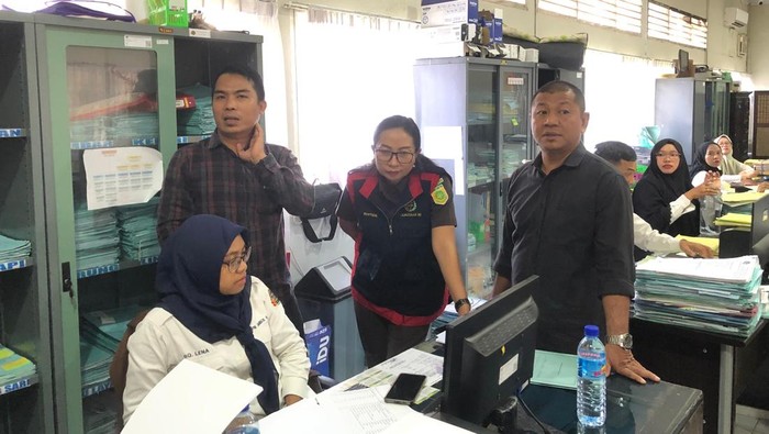 1758648699510-penyidik-kejari-mataram-menggeledah-kantor-bpn-lombok-barat-terkait-kasus-korupsi-aset-tanah-pertanian-selasa-2392025-dok-keja-1758633462370_169