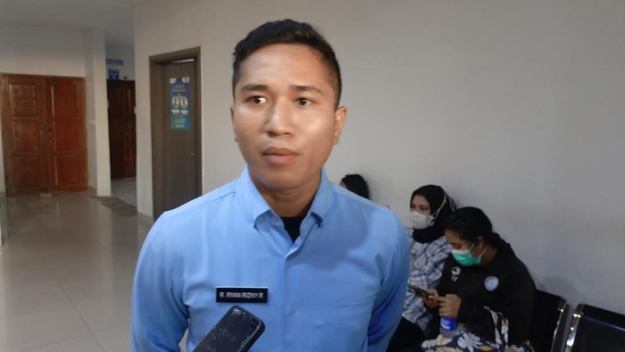 1758734947334-kepala-sppg-kayu-putih-oebobo-ryan-rizky-saat-memberikan-keterangan-rabu-2492025-malam-simon-sellydetikbali-1758725425698_169