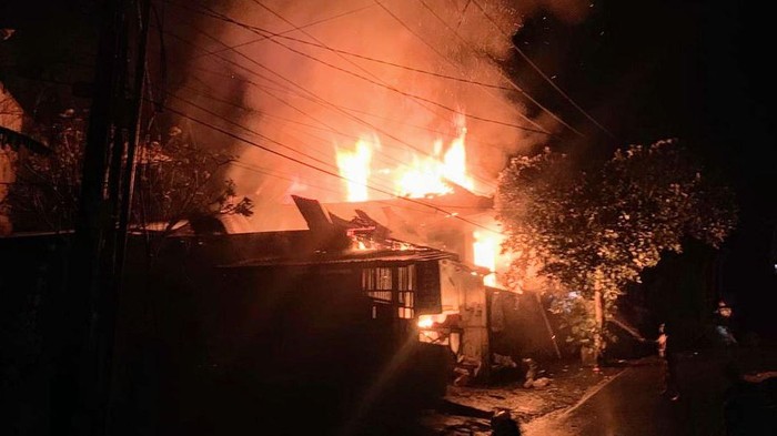 1758778769088-kebakaran-rumah-dan-tempat-laundry-di-banjar-dinas-tebola-desa-dan-kecamatan-sidemen-karangasem-kamis-2592025-1758769804728_169