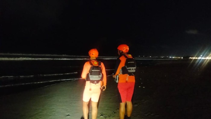 1758778841368-tim-sar-denpasar-menyisir-bibir-pantai-legian-saat-mencari-harris-rabu-2492025-1758763606128_169