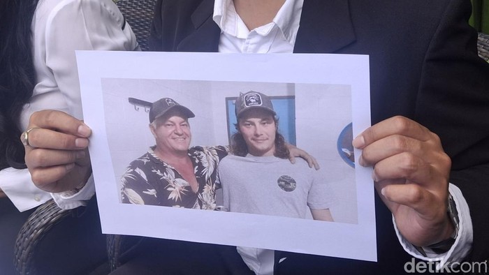 1758778932932-foto-byron-haddow-kanan-saat-ditunjukkan-tim-kuasa-hukum-keluarganya-dalam-konferensi-pers-rabu-2492025-1758763891784_169