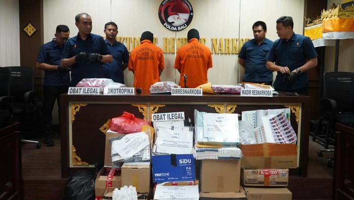 1758800015164-ar-dan-s-ditahan-di-mapolda-bali-dalam-keterlibatan-kasus-peredaran-puluhan-ribu-obat-ilegal-kamis-2592025-1758786364435_169