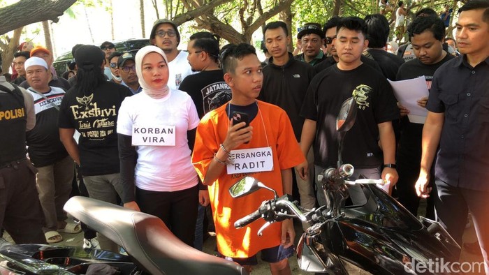 1758821205198-tersangka-radiet-adiansyah-menjalani-rekonstruksi-pembunuhan-di-pantai-nipah-desa-malaka-kecamatan-pemenang-lombok-barat-kamis-1758783467627_169