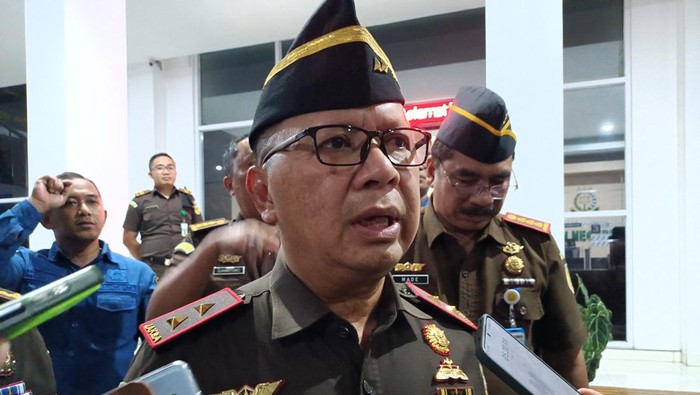 1758821237839-kajati-ntb-wahyudin-saat-ditemui-wartawan-di-kejari-mataram-kamis-2592025-abdurrasyid-efendidetikbali-1758812582012_169