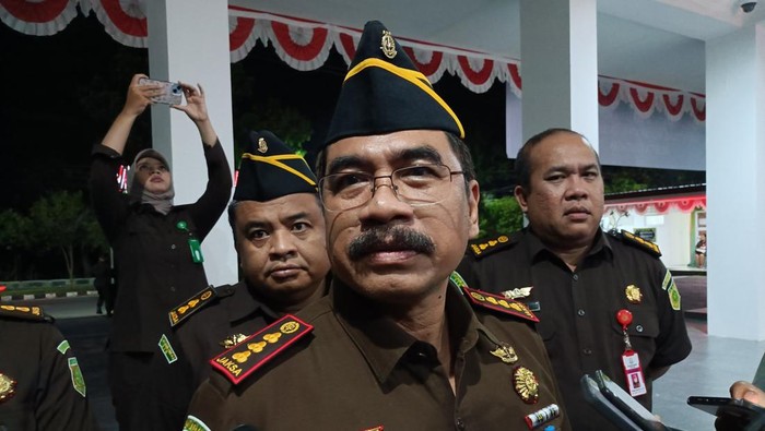 1758821248901-kajari-mataram-gde-made-pasek-swardhayana-saat-ditemui-wartawan-di-kantornya-kamis-2592025-abdurrasyid-efendidetikbali-1758811324306_169