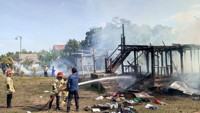 1758821286391-petugas-dinas-damkarmat-sedang-memadamkan-api-yang-membakar-asrama-santri-ponpes-cahaya-bangsa-di-desa-lenek-daya-kecamatan-le-1758806873091_169