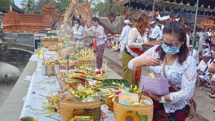 1758842193193-umat-hindu-sembahyang-di-pura-agung-jagatnatha-denpasar-2_169