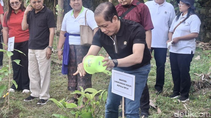 1758864783565-menteri-lingkungan-hidup-hanif-faisol-saat-penanaman-pohon-di-taman-kehati-denpasar-bali-jumat-2692025-foto-fabiola-dianiradet-1758857506547_169