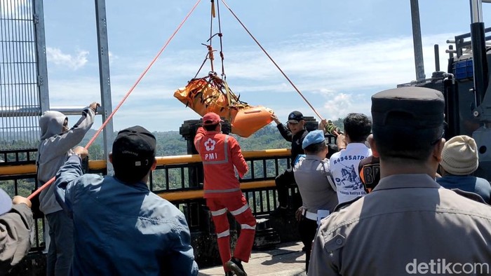 1758865044066-evakuasi-jasad-igpm-yang-diduga-melompat-dari-atas-jembatan-tukad-bangkung-petang-badung-kamis-2592025-siang-agus-ekadetikbali-1758776854469_169