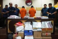 1758886263935-ar-dan-s-ditahan-di-mapolda-bali-dalam-keterlibatan-kasus-peredaran-puluhan-ribu-obat-ilegal-kamis-2592025-1758786364435_169