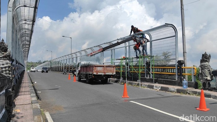 1758886464801-proses-pemasangan-atap-pada-pagar-pengaman-sepanjang-jembatan-tukad-bangkung-badung-pada-kamis-2592025-foto-agus-ekadetikbali-1758874138737_169