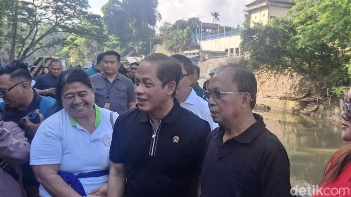 1758886481359-menteri-lingkungan-hidup-hanif-faisol-dan-gubernur-bali-wayan-koster-di-taman-kehati-denpasar-jumat-2692025fabiola-dianira-1758872667336_169