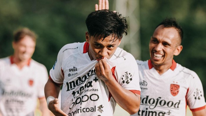 1758951363454-pemain-bali-united-reyner-barusu-melakukan-selebrasi-seusai-mencetak-gol-ke-gawang-semen-padang-di-stadion-haji-agus-salim-jum-1758944355888_169