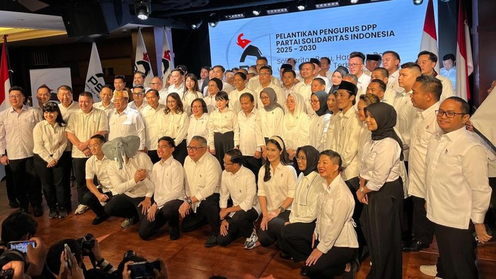 1758994305312-foto-bersama-pengurus-pusat-partai-solidaritas-indonesia-psi-usai-dilantik-kaesang-pangarep-di-sebuah-teater-kawasan-thamrin-j-1758973444255_169