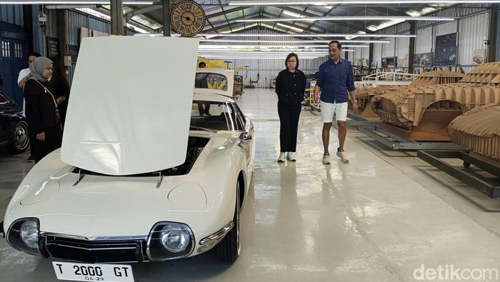 1758994327046-wakil-menteri-ekonomi-kreatif-wamenkraf-irene-umar-saat-meninjau-proses-produksi-di-pabrikan-mobil-klasik-buatan-tangan-tuksed-1758970014332_169