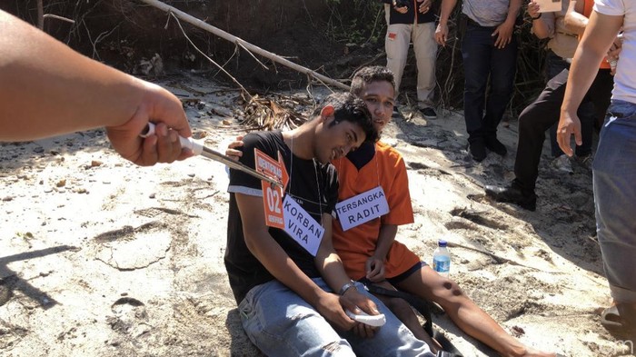 1759061641780-rekonstruksi-di-pantai-nipah-1758794373401_169