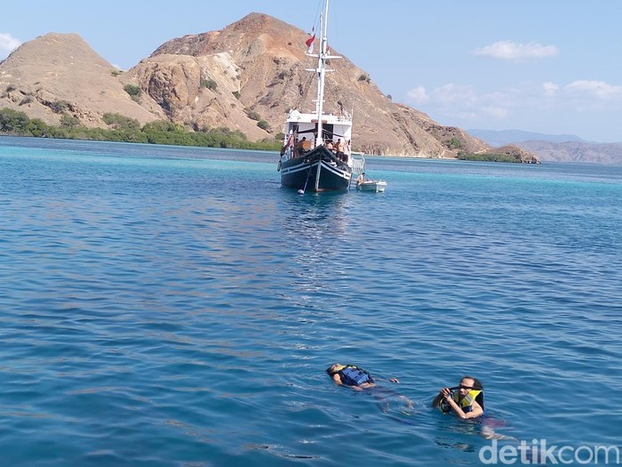 1759085380060-wisatawan-snorkeling-di-perairan-siaba-besar-taman-nasional-komodo-manggarai-barat-ntt-1759069791335_43