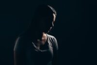 1759085450460-ilustrasi-wanita-sedih_43