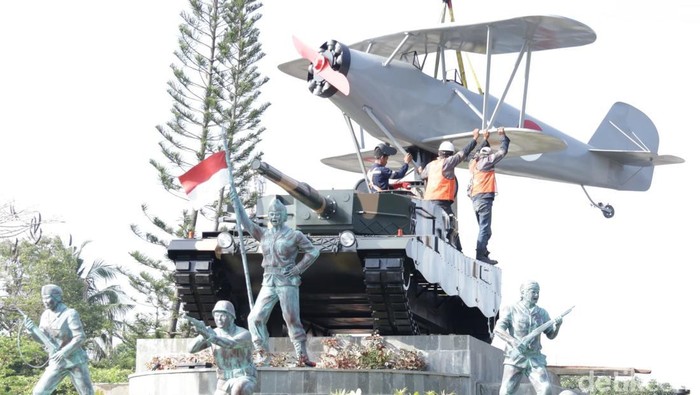 1759085466823-pemasangan-pesawat-dan-tank-tempur-di-kawasan-taman-makam-pahlawan-singasana-tabanan-minggu-2892025-1759059350889_169