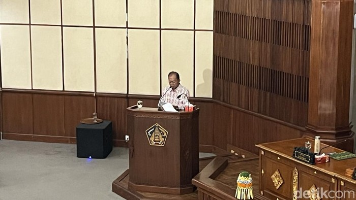 1759123964018-gubernur-bali-wayan-koster-saat-rapat-paripurna-dprd-bali-di-kantor-gubernur-bali-senin-2992025-rizki-setyo-1759121112454_169