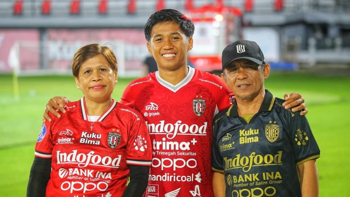 1759123979836-reyner-barusu-diapit-ayah-dan-ibunya-octavianus-barusu-kanan-dan-asdian-sologi-istimewa-1759119682718_169