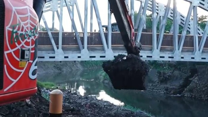 1759145468650-normalisasi-aliran-tukad-mati-di-legian-kecamatan-kuta-antisipasi-luapan-akibat-hujan-deras-1759053406267_169