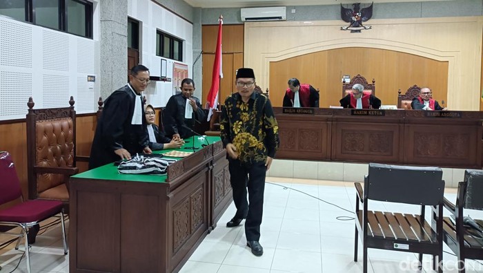 1759145597263-sidang-eks-sekda-ntb-1759133687437_169