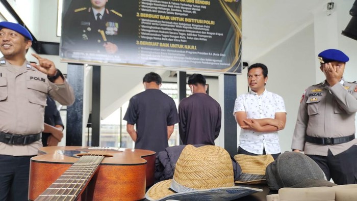 1759145602817-dua-nelayan-berinisial-mi-18-dan-as-17-yang-ditangkap-polres-manggarai-barat-gegara-mencuri-perhiasan-turis-australia-ambrosiu-1757401384010_169