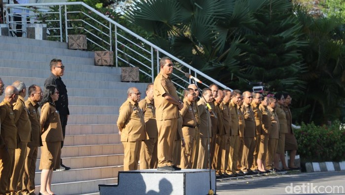 1759166953249-gubernur-ntt-emanuel-melkiades-laka-lena-saat-memimpin-apel-bersama-asn-lingkup-pemprov-ntt-foto-simon-sellydetikbali-1759158065061_169